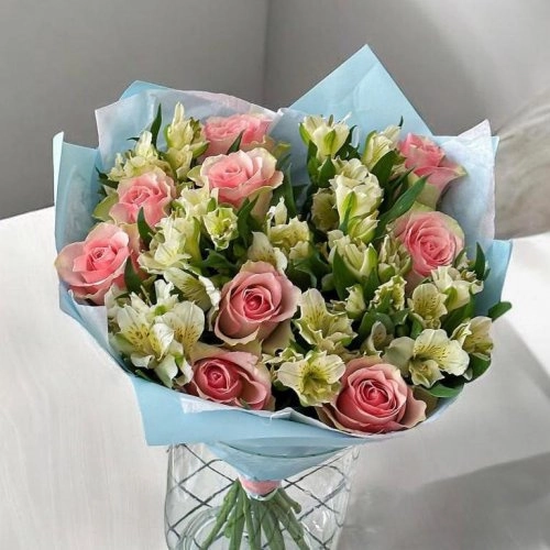 Букет из альстромерии и розовой розы