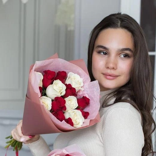 Букет из 15 красных и белых роз (Кения) 40 см в Тюмени