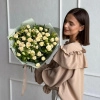 Букет из персиковых кустовых роз и альстромерий в Тюмени