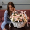 Корзина авторская с розовыми тюльпанами в Тюмени