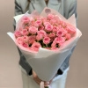 Букет из 15 розовых кустовых роз в Тюмени