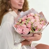 Авторский букет с розовой кустовой пионовидной розой  в Тюмени