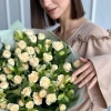 Букет из персиковых кустовых роз и альстромерий в Тюмени