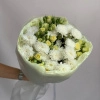 Букет пушистая хризантема с кустовой розой в Тюмени