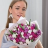 Букет из 51 белого, сиреневого и малинового тюльпана в Тюмени