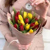 Букет из 15 красных и желтых тюльпанов в Тюмени