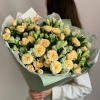 Букет из персиковых кустовых роз и альстромерий