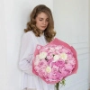 Букет из 25 белых и розовых пионов в Тюмени